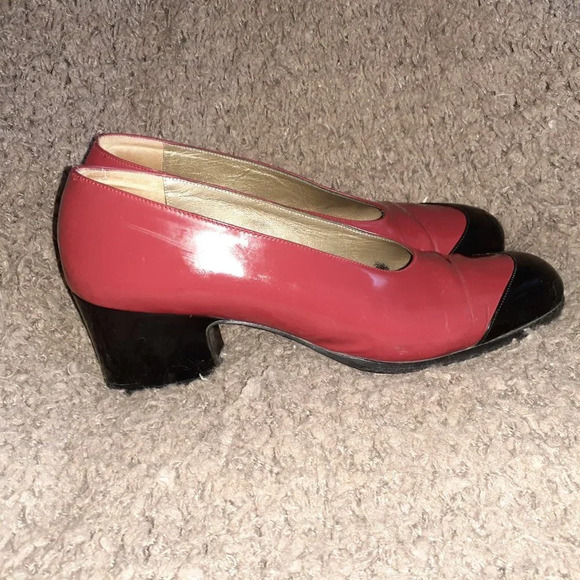 YVES SAINT LAURENT-Red Patent Leather Black Cap - Picture 4 of 7